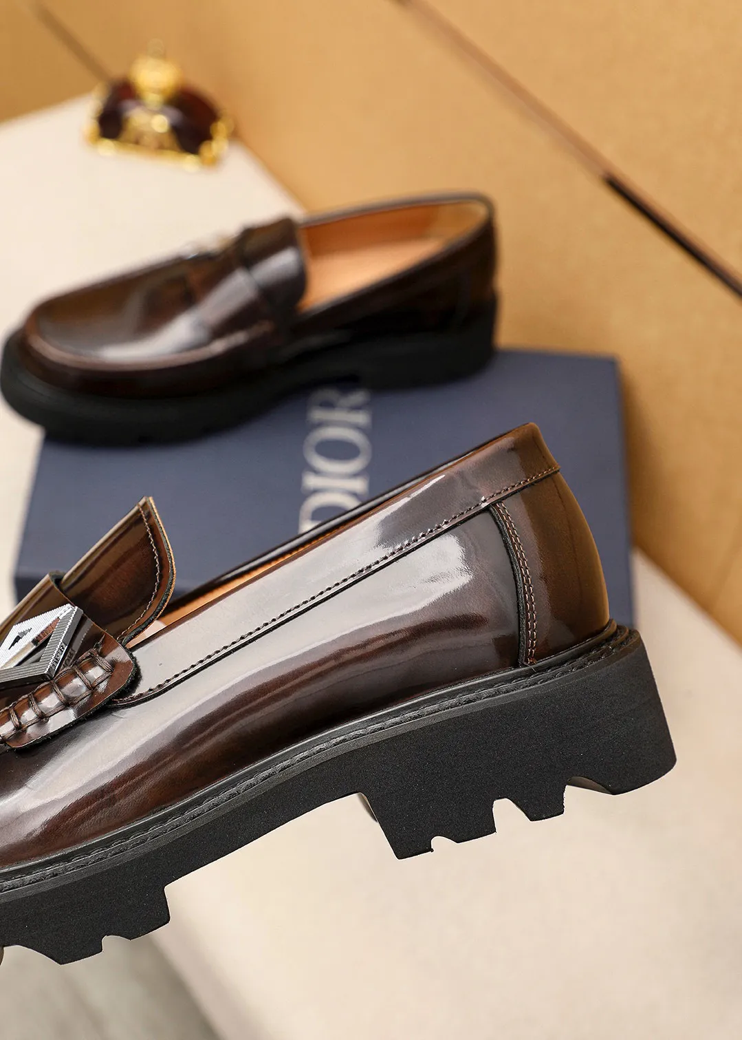 Men's shoes 💰480 💐 Product trademark: Dior "Dior" casual leather shoes Regular size: 39-44 (45🉑️customized) Product materials: Selected Italian imported first-layer beaded cowhide upper + classic hardware buckle, imported water-dyed 🐂 cowhide lining. Strong three-dimensional visual effect, original outsole Color: 3⃣️colors available